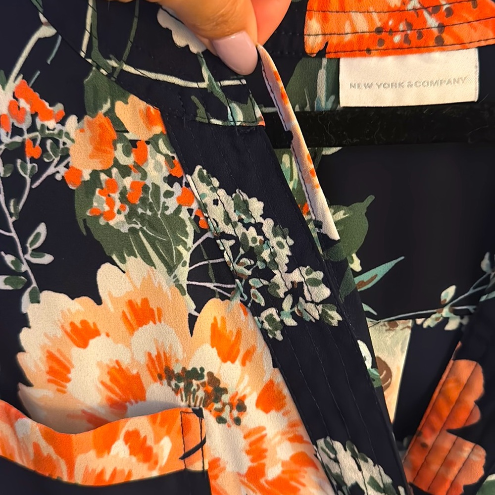 Blouse- Floral Pattern - Picture 5 of 8